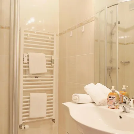 Einfaches 2-zimmer-appartement Mit Balkon. Appartement *