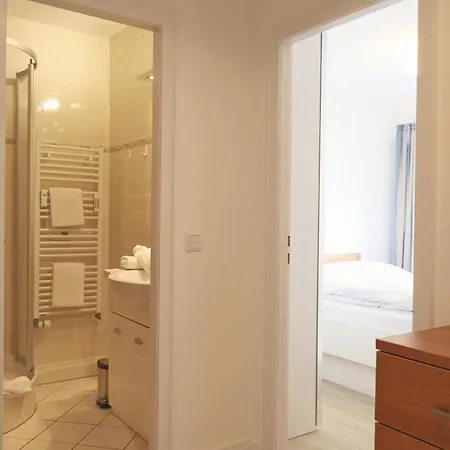 Einfaches 2-zimmer-appartement Mit Balkon. Apartman